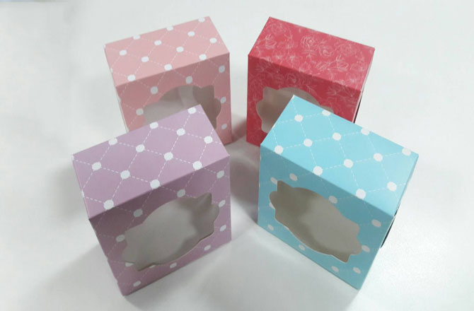 กล่องเค้กชิ้น กล่องเค้กครึ่งปอนด์ กล่องคัพเค้ก 4 ชิ้น(ไม่มีฐานรอง) กล่องขนม ลายม่วงชมพูอ่อน ขนาด 12.8x12.8x7.0 ซม.ราคา 150 บาทต่อแพ็ค (20ใบ)