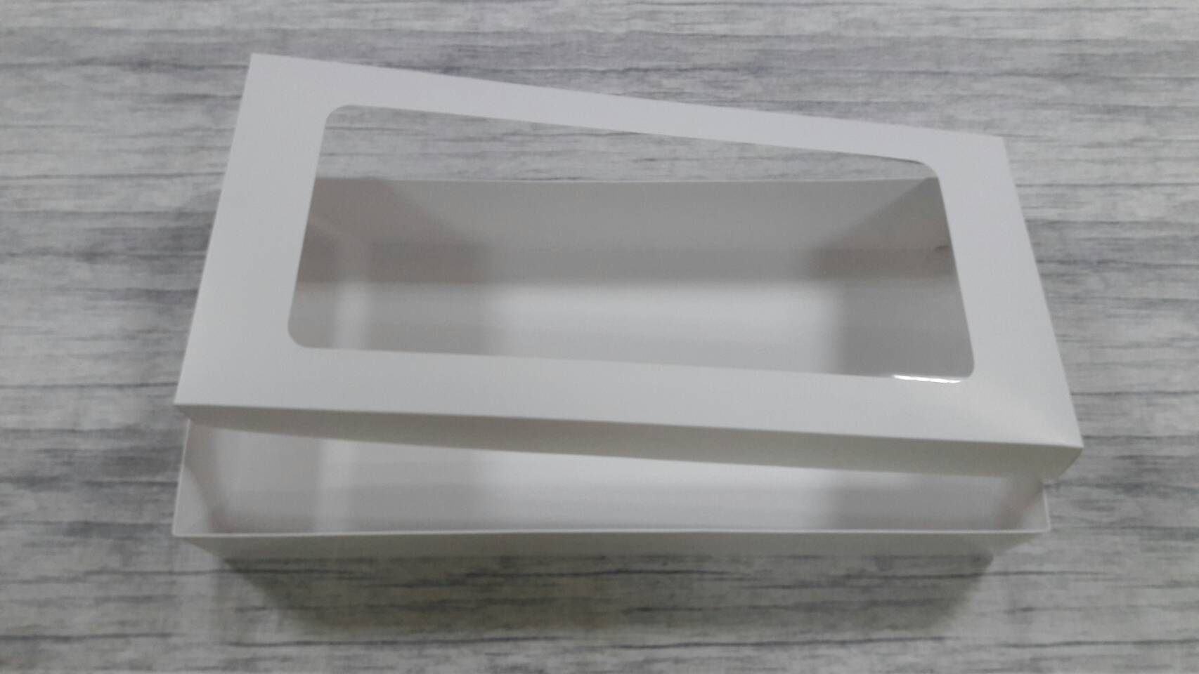 กล่องฝาครอบ กล่องของขวัญ กล่องแบบมีฝาครอบ กล่องอเนกประสงค์ ขนาด 21.0 x 45.0 x 7.4 cm. สีขาว (แบบฝาหน้าต่างพลาสติก) ราคา 975 บาท ต่อแพ็ค (20 ใบ)