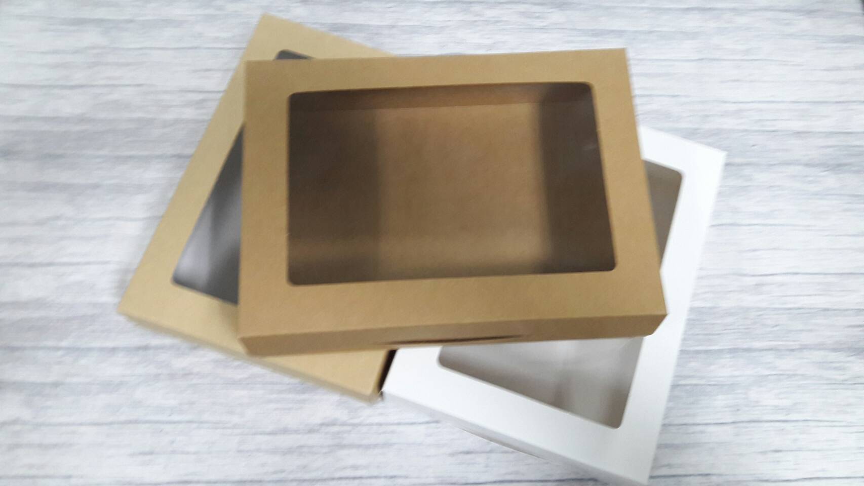 กล่องขนม กล่องบราวนี่ กล่องขนมเปี๊ยะ กล่องอเนกประสงค์ ขนาด 17.0x23.5x6.5 ซม.สีคราฟท์น้ำตาลเข้ม (มีหน้าต่างพลาสติก) ราคา 280 บาท ต่อแพ็ค(20ใบ)