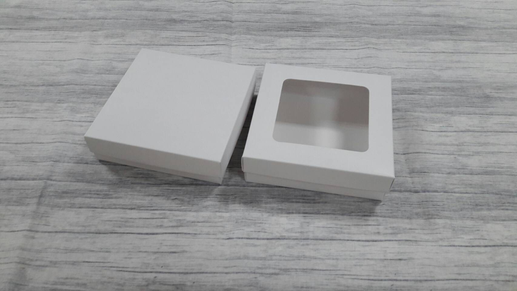 กล่องฝาครอบ กล่องของขวัญ กล่องอเนกประสงค์ กล่องใส่เข็มขัด กล่องใส่กระเป๋าสตางค์ ขนาด 14.5x14.5x4.2 ซม. สีขาว (ฝาหน้าต่างพลาสติก) ราคา 325 บาท ต่อแพ็ค (20 ใบ)