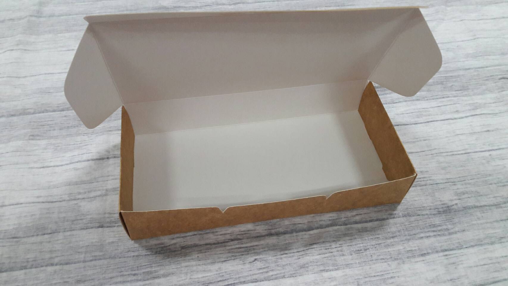 กล่องบราวนี่ กล่องขนม กล่องเอนกประสงค์ กล่องทรงหูช้างแบบฝาเสียบหน้า สีคราฟท์น้ำตาลอ่อน(CKB) ขนาด 10x20.5x3.8 ซม.(ฝาทึบ) ราคา 185 บาทต่อแพ็ค (20 ใบ)