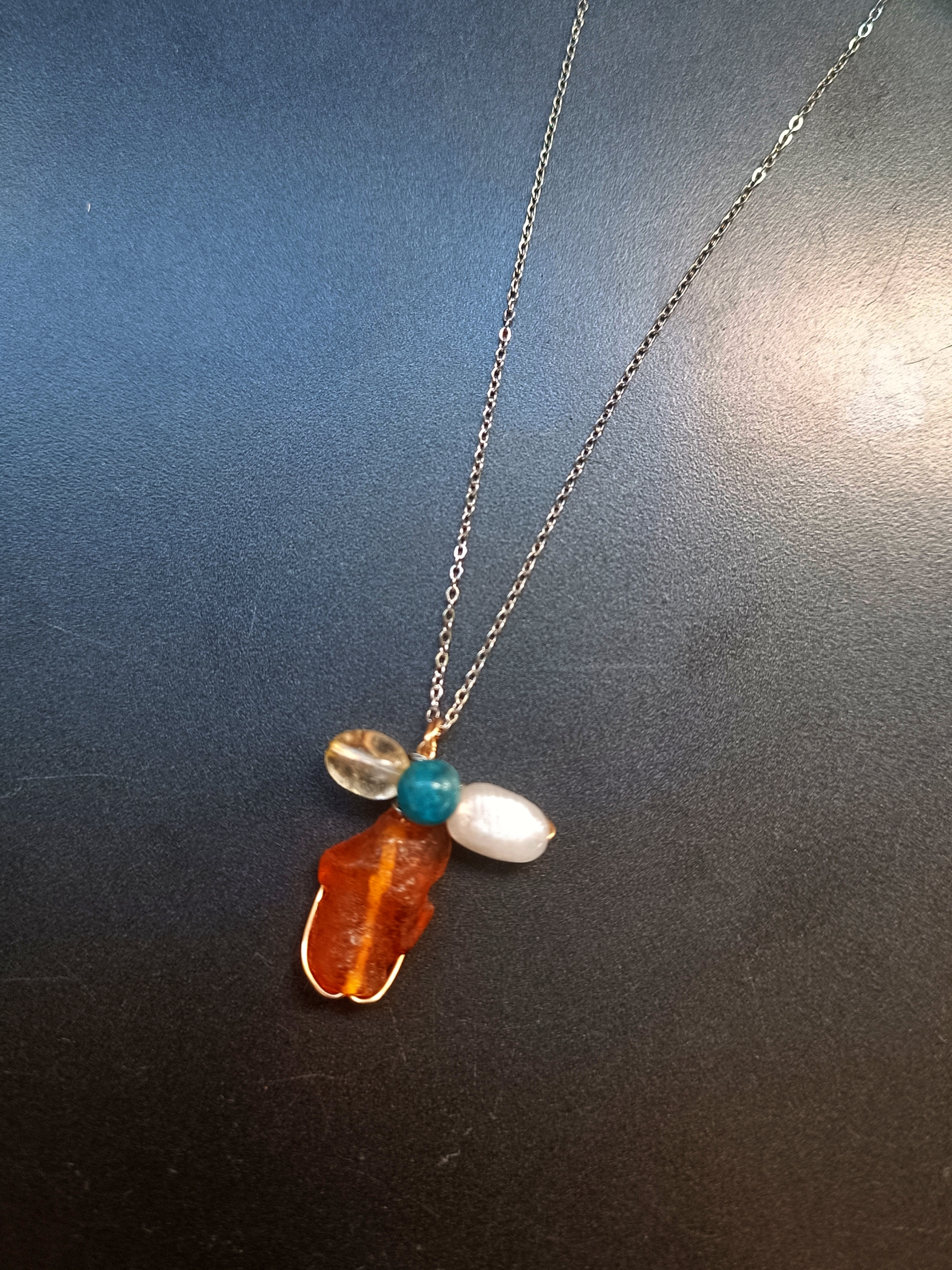 สร้อยจี้ "Little Vivian" Amber +Moonstone + Blue Apatite Necklace (เสริมพลังงานกระตุ้น รับทรัพย์ รับโชค)