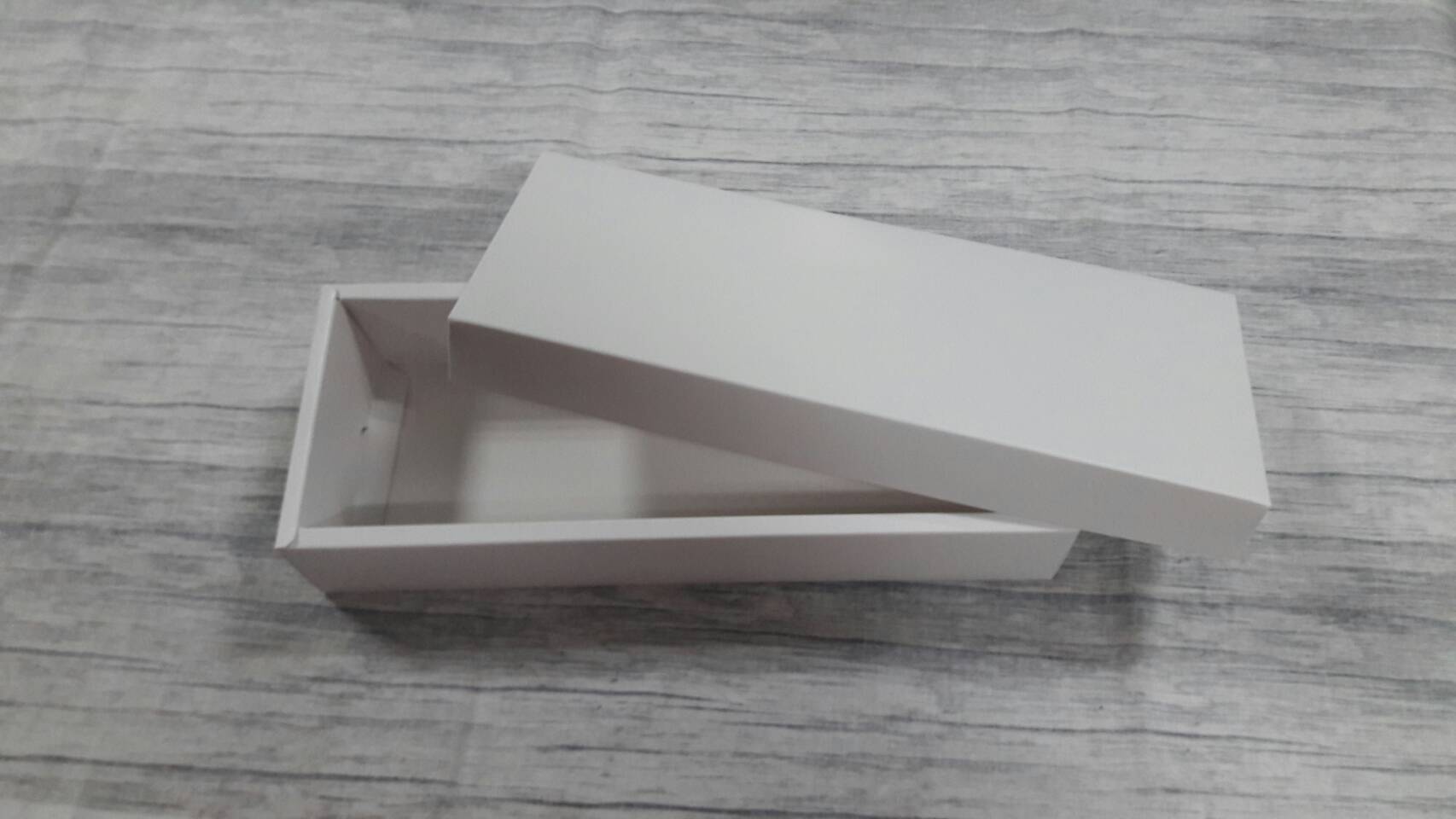 กล่องของขวัญ กล่องฝาครอบ กล่องขนม กล่องอเนกประสงค์ สีขาว ขนาด 11 x 28.5 x 5 ซม. (แบบฝาทึบ) ราคา 355 บาทต่อแพ็ค (20 ใบ)