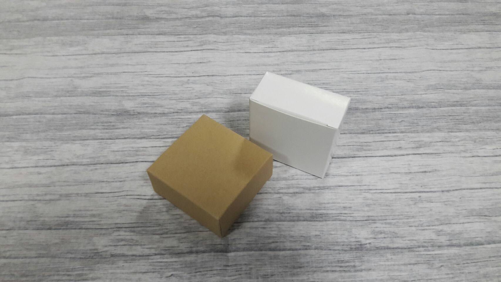 กล่องของขวัญ กล่องอเนกประสงค์ กล่องของที่ระลึก กล่องเครื่องสำอางค์ กล่องสบุู่ กล่องแบบฝาหัวท้าย สีขาว ขนาด 7.5x3.5x7.7 ซม. ราคา 235 บาทต่อแพ็ค(50 ใบ)