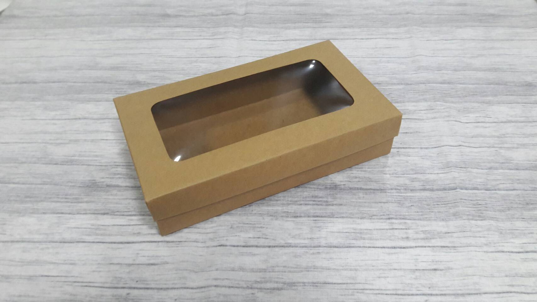 กล่องฝาครอบ กล่องของขวัญ กล่องอเนกประสงค์ ขนาด 12.5 x 22.0 x 5.0 cm. สีคราฟท์น้ำตาลเข้ม (แบบมีหน้าต่างพลาสติก) ราคา 375 บาท ต่อแพ็ค (20 ใบ)