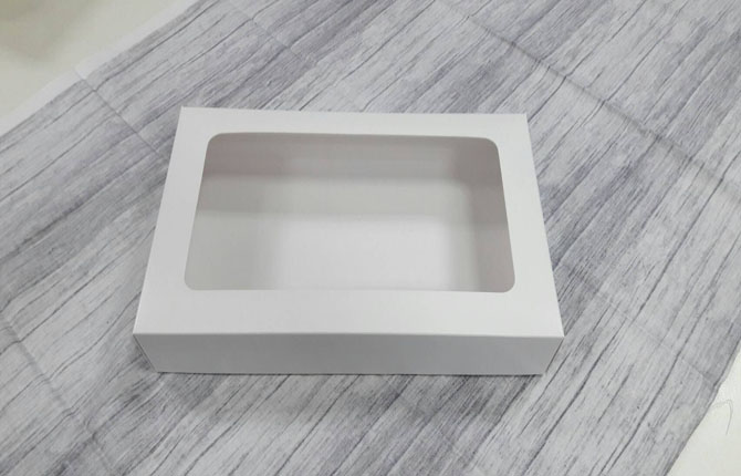 กล่องขนม กล่องอเนกประสงค์ กล่องชิฟฟ่อน กล่องใส่ของที่ระลึก (ฝากล่องปะกาวขึ้นรูป) ขนาด 16.5 x 26.0 x สูง 5.0 ซม.สีขาว ราคาแพ็คละ 280 บาท (20ใบ)