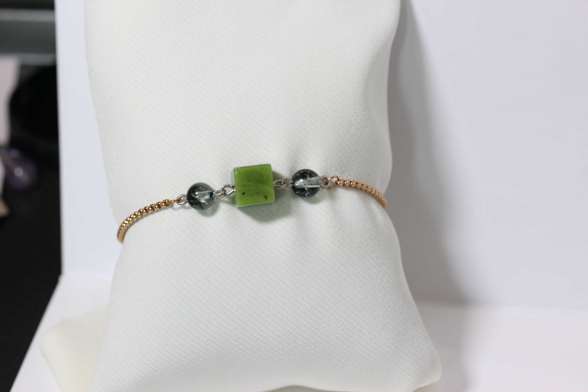 สร้อยข้อมือหินแท้ "Muse" Good Fortune Bracelet(Nephrite Jade)สีRose Gold