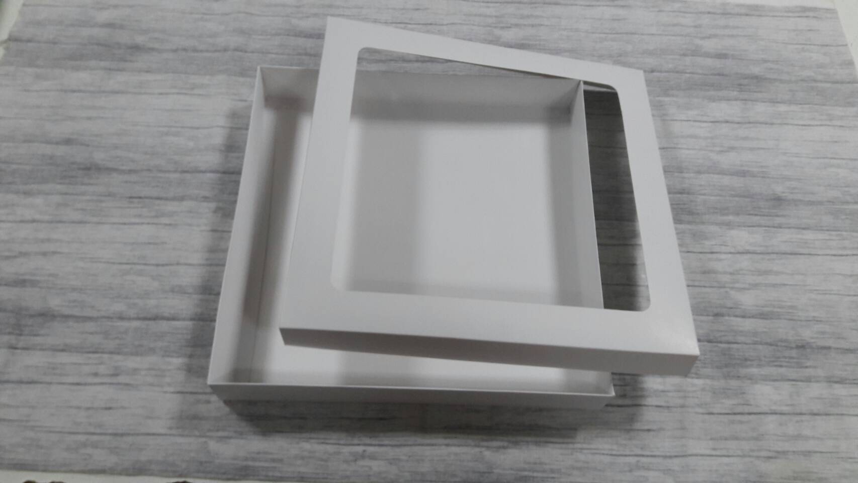 กล่องแบบมีฝาครอบ กล่องของขวัญ กล่องฝาครอบ กล่องอเนกประสงค์ ขนาด 31 x 31 x 4.5 ซม. สีขาว (แบบฝาหน้าต่างพลาสติก) ราคา 690 บาท ต่อแพ็ค (20 ใบ)