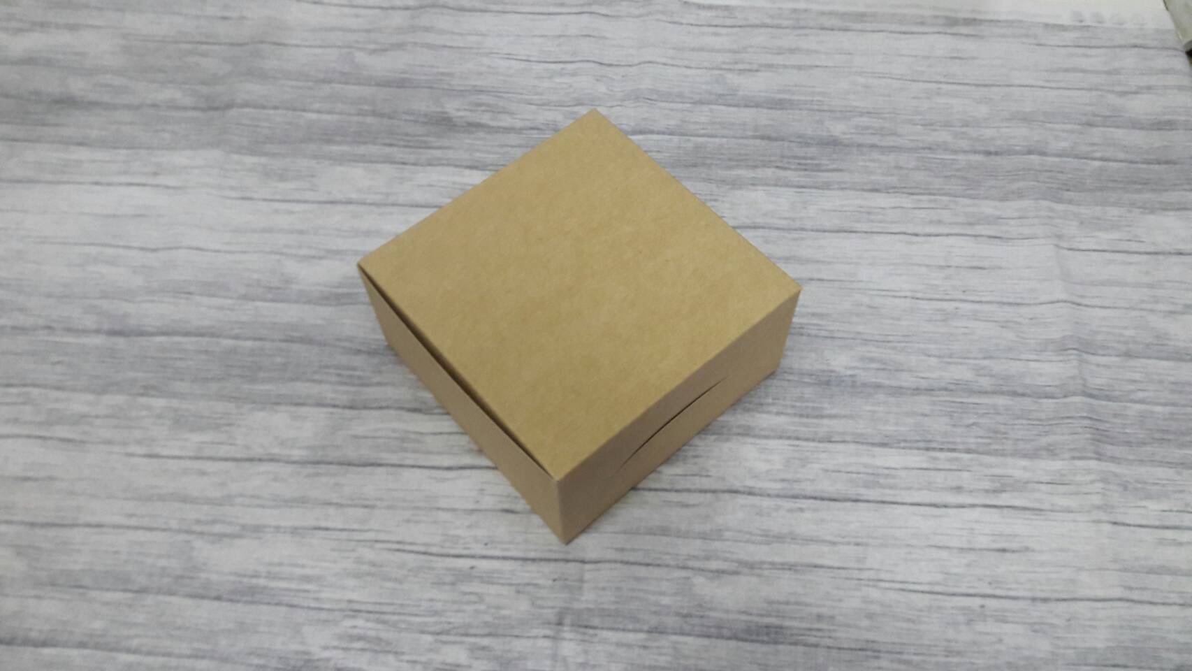 กล่องสแน็ค กล่องอาหารว่าง Snack Box กล่องคอฟฟี่เบรค กล่องคัพเค้ก แบบไม่มีหน้าต่าง สีคราฟท์น้ำตาลอ่อน ขนาด 13.5x13.5x7.0 ซม. ราคา 145 บาทต่อแพ็ค(20ใบ)