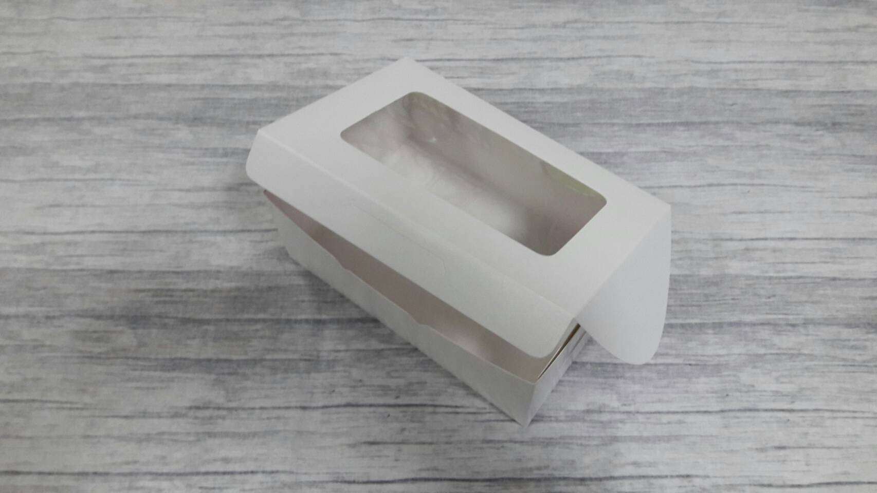 กล่องขนม กล่องเค้ก กล่องคัพเค้ก กล่องขนม กล่องชิฟฟ่อน กล่องช้อคโกแล็ต กล่องคุ๊กกี้ สีขาว ขนาด 12.0x17.5x7.5 ซม.แบบมีหน้าต่างพลาสติก ราคา 160 บาท(20 ใบต่อแพ็ค)