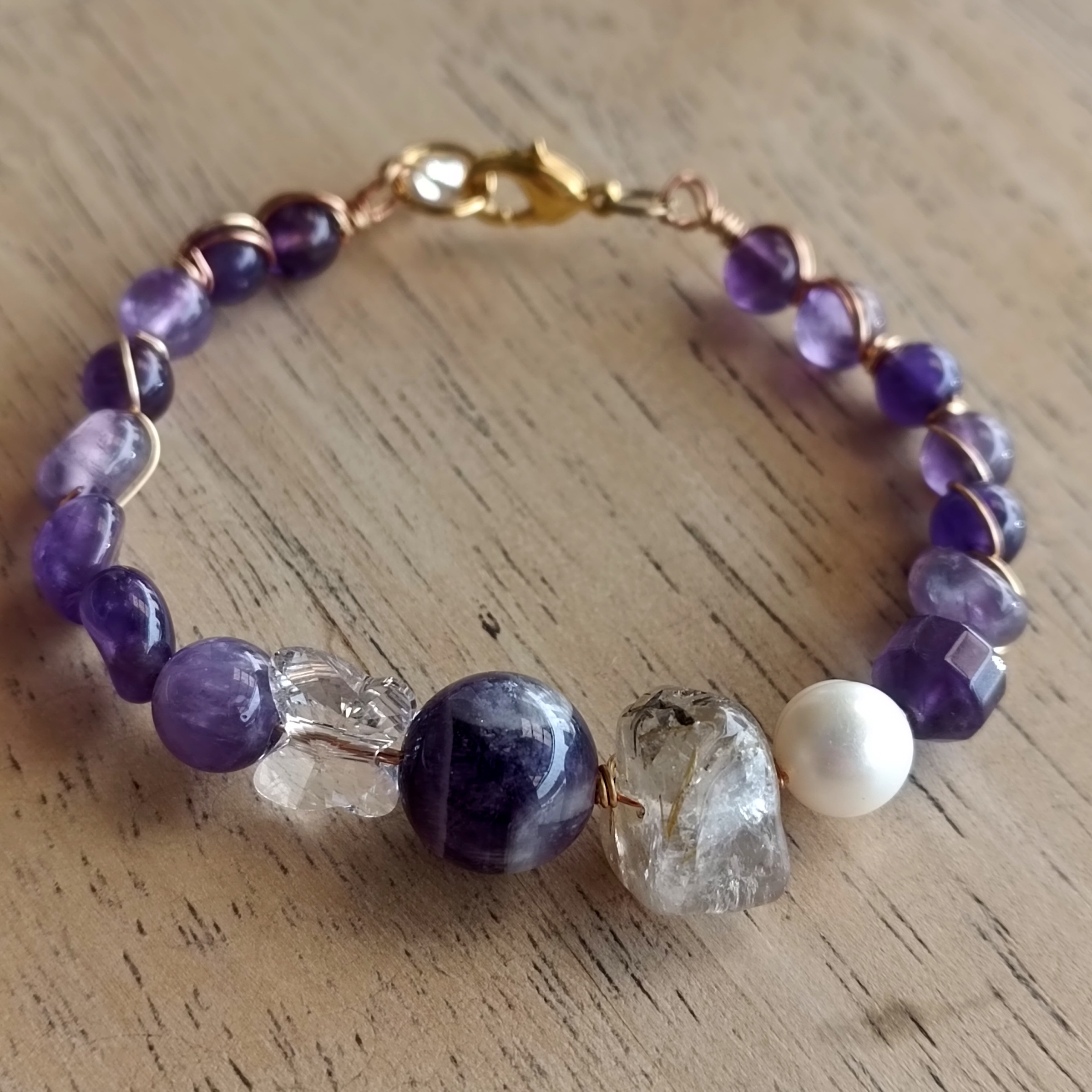 สร้อยข้อมือหินแท้ "Twisted" Abundance & Prosperity Bracelet ( Chevron Amethyst , ไหมทอง)