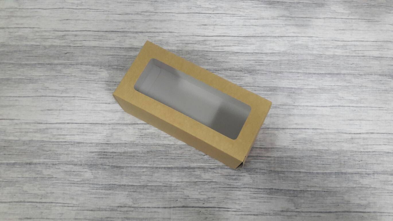 กล่องของขวัญ กล่องอเนกประสงค์ สีคราฟท์น้ำตาลอ่อน ขนาด 8.5x7.5x18 ซม. กล่องของที่ระลึก กล่องเครื่องสำอางค์ กล่องของใช้ กล่องแบบฝาหัวท้าย มีหน้าต่างพลาสติก ราคา 175 บาทต่อแพ็ค(20 ใบ)