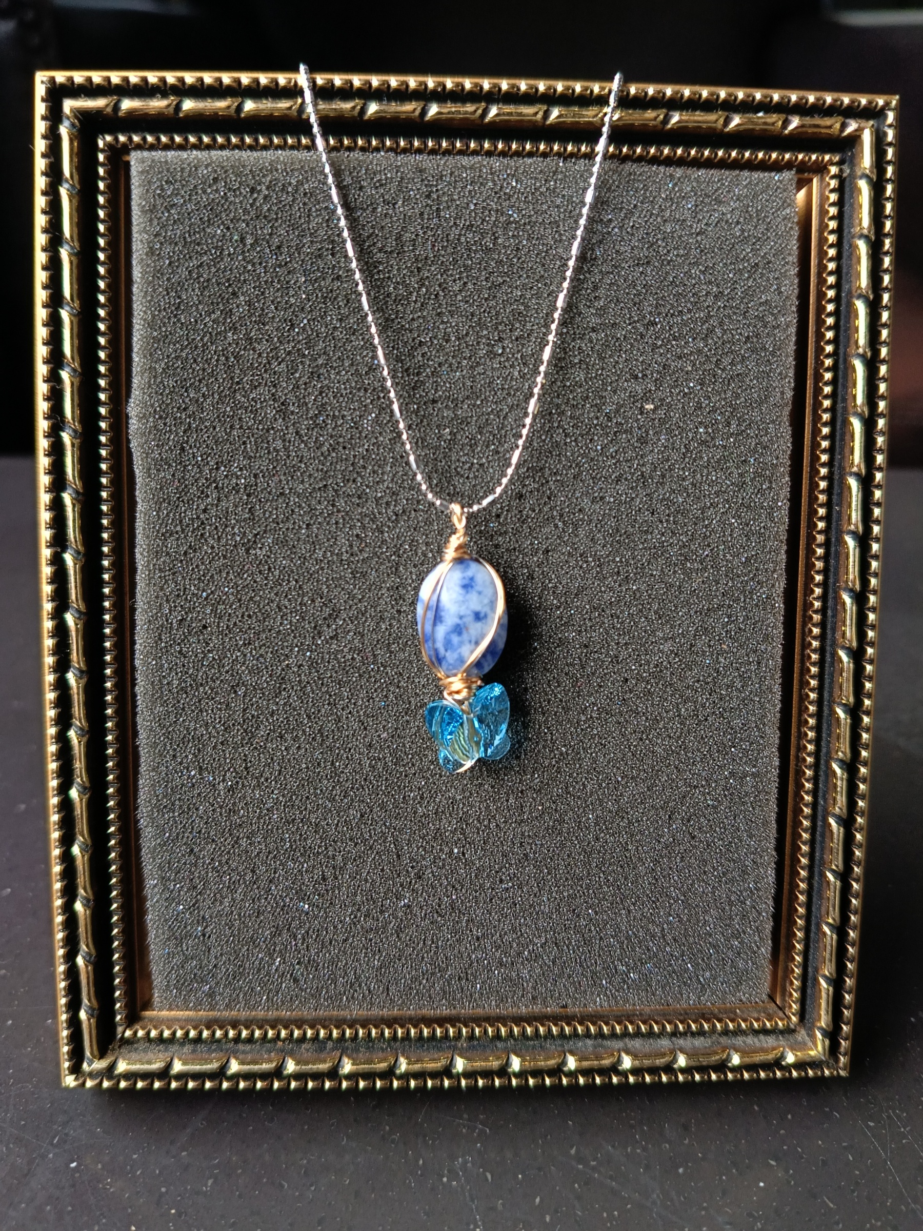 สร้อยจี้หินแท้ Sodalite + Butterfly Pendant Pendant Necklace (เสริมพลังสติ สมาธิ การสื่อสาร)