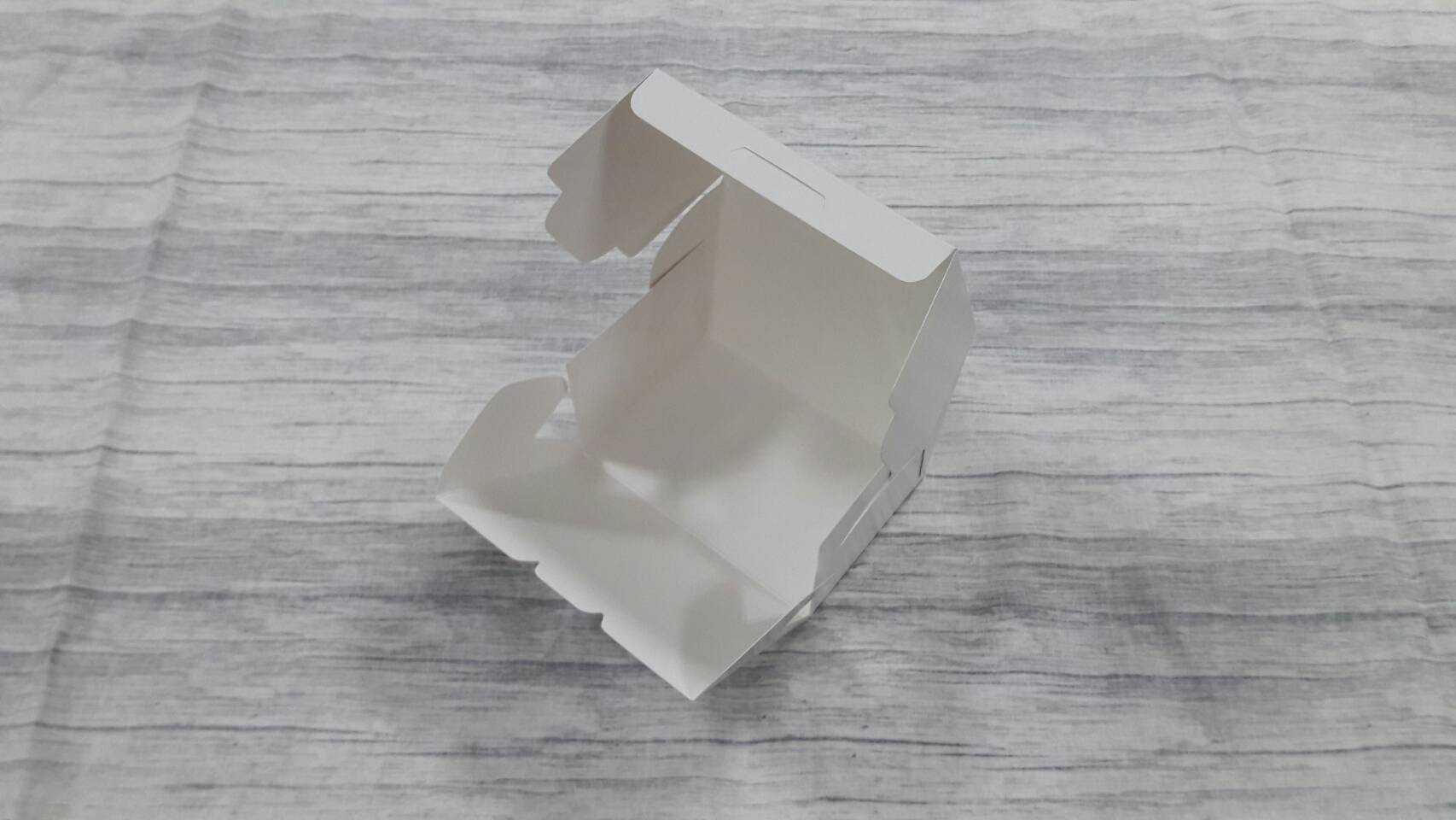 กล่องเค้ก 1 ชิ้น กล่องเค้ก กล่องขนม กล่องเบเกอรี่ กล่องคัพเค้ก สีขาว ขนาด 8x11.5x9 ซม.(ฝาทึบ) ราคา 110 บาท ต่อแพ็ค (20ใบ/แพ็ค)