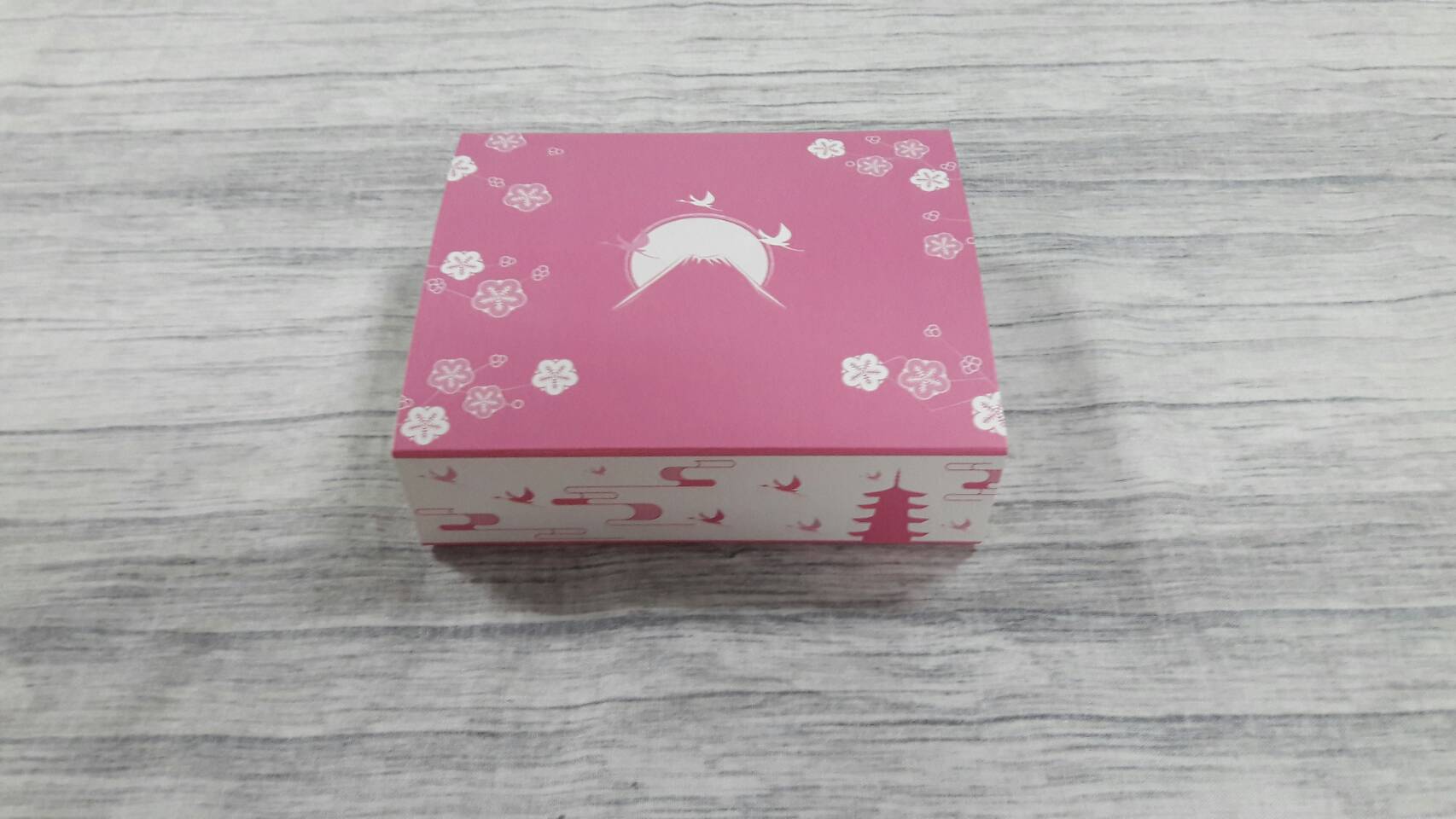 กล่องสไลด์ กล่องของขวัญ กล่องของที่ระลึก กล่องอเนกประสงค์ กล่องแบบฝาสไลด์ลายสีชมพู ขนาด 10.7x12.7x3.4 ซม. ราคา 215 บาท (20 ใบ ต่อแพ็ค)