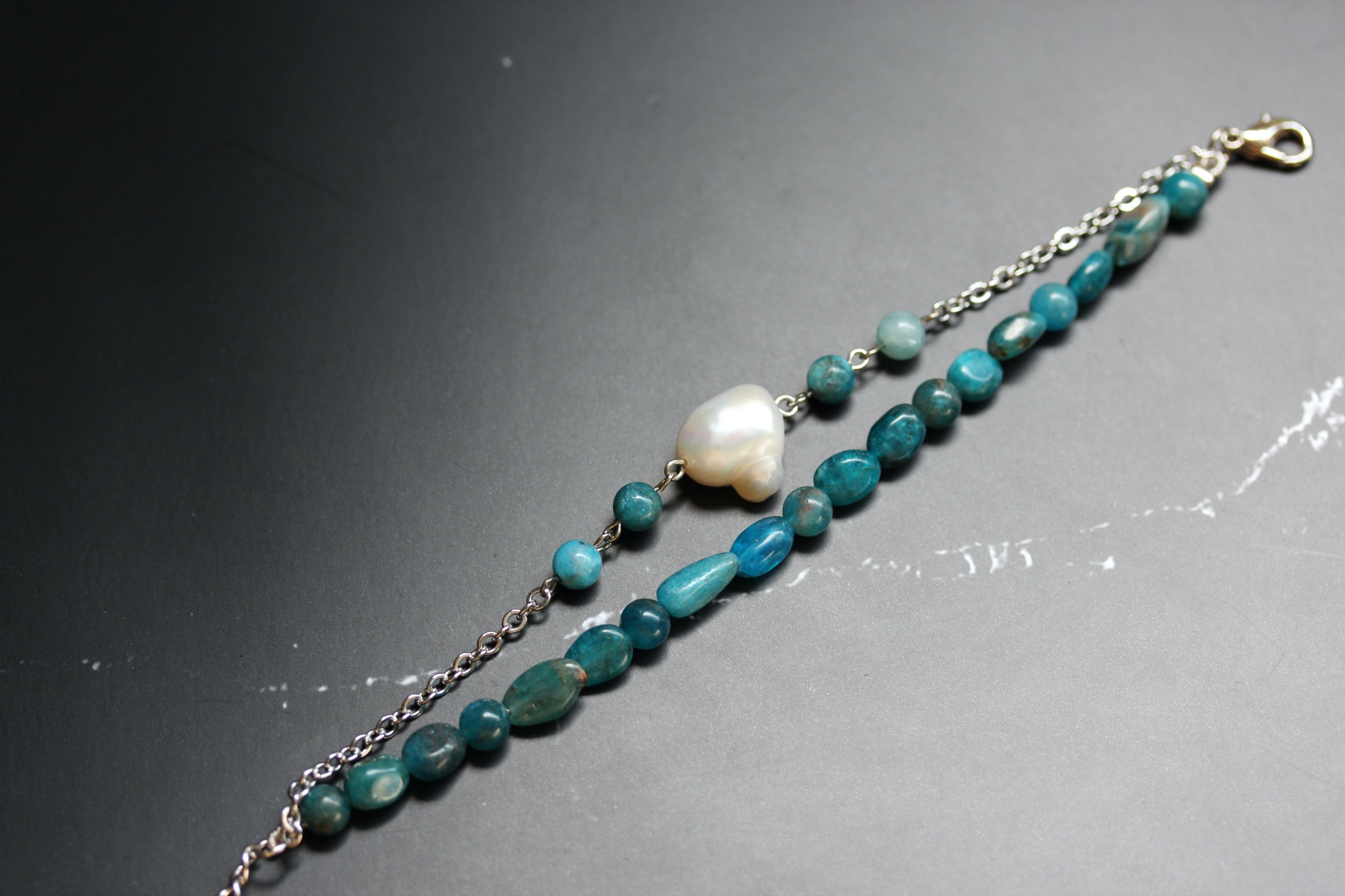 สร้อยข้อมือหินแท้ "Charmed" Blue Apatite Bracelet ( For Motivation)