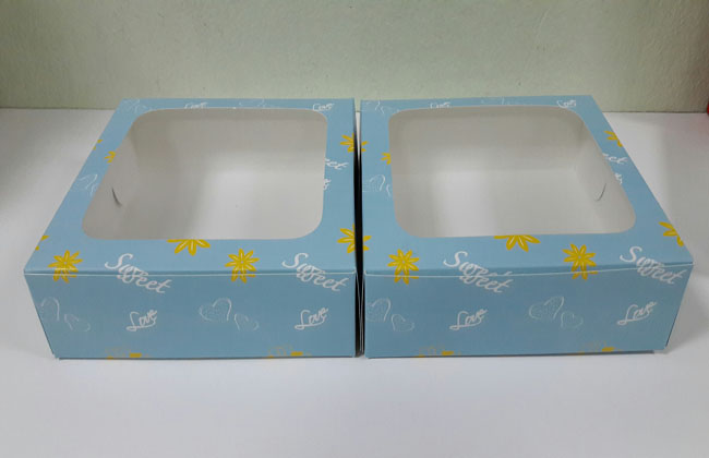 กล่องบราวนี่ กล่องชิฟฟ่อน กล่องช๊อกโกแลต กล่องพาย กล่องขนมเปี๊ยะ ลายสีฟ้าเหลือง ขนาด 15.0 x 15.0 x 5.0 ซม. ราคา 160 บาทต่อแพ็ค (20ใบ)