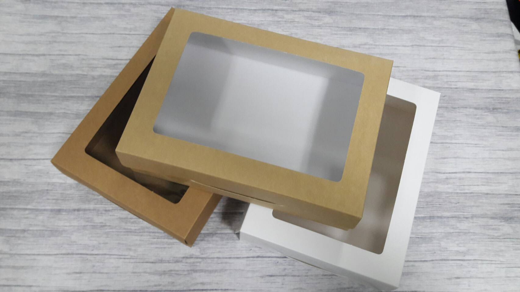 กล่องขนม กล่องบราวนี่ กล่องขนมเปี๊ยะ กล่องอเนกประสงค์ ขนาด 17.0x23.5x6.5 ซม.สีคราฟท์น้ำตาลอ่อน (มีหน้าต่างพลาสติก) ราคา 280 บาท ต่อแพ็ค(20ใบ)