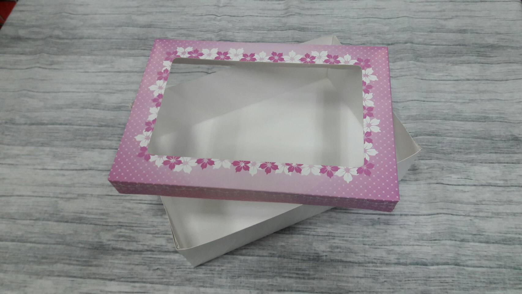 กล่องใส่สินค้าเอนกประสงค์ กล่องใส่พวงมาลัย กล่องใส่สินค้าถักโครเช กล่องใส่ผ้าขนหนู กล่องใส่เสื้อผ้า กล่องใส่ผ้าบาติก กล่องใส่สินค้า กล่องใส่ของที่ระลึก สีขาว ฝาครอบลายชมพู size 23.4x16.3x6.5ซม.ราคา 425 บาท (20 ใบ) (รวมค่าจัดส่งแล้ว)