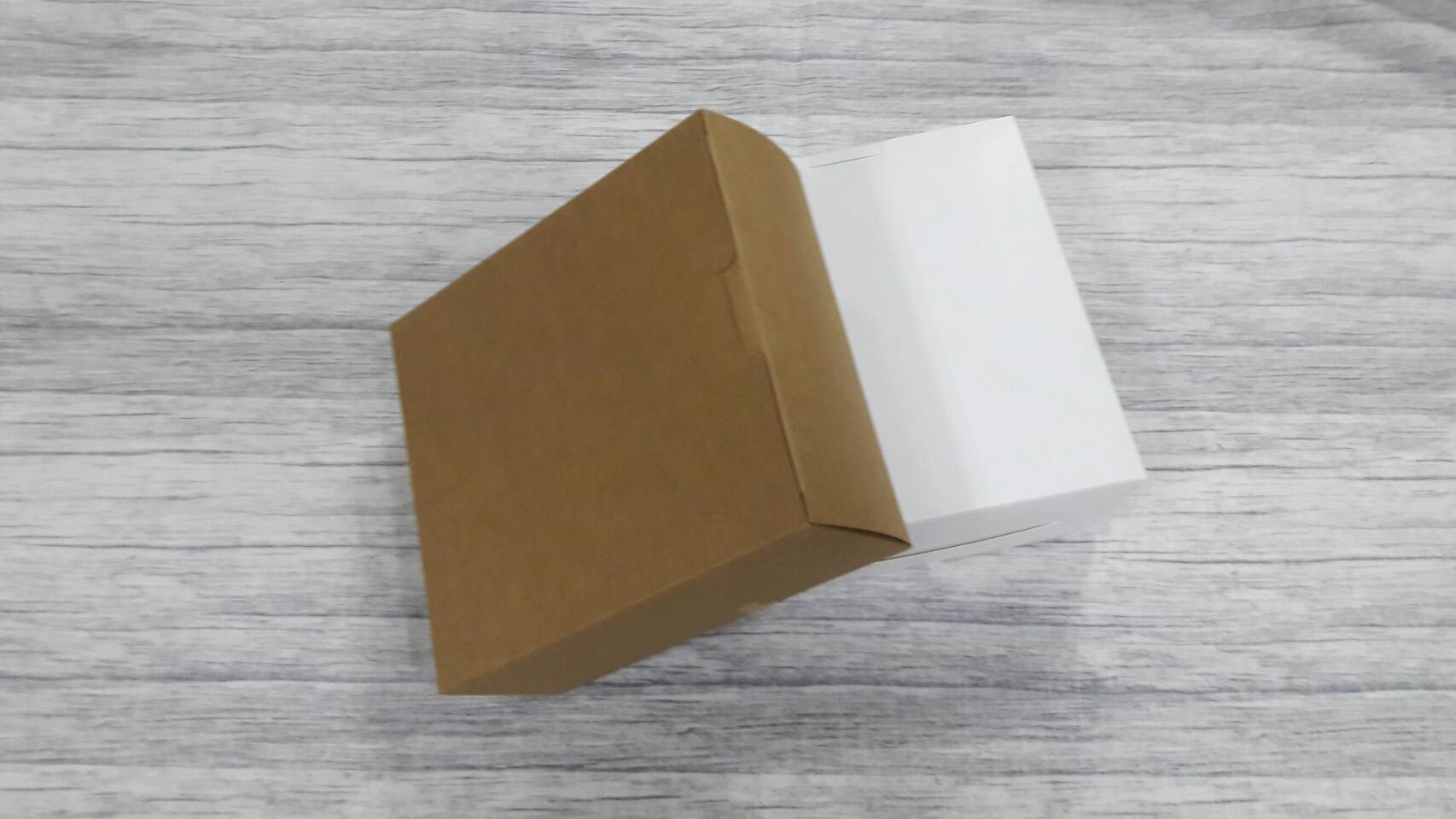 กล่องของขวัญ กล่องเครื่องสำอางค์ กล่องอเนกประสงค์ กล่องใส่ชา/กาแฟ สีคราฟท์น้ำตาลเข้ม ขนาด 14.5x6.0x16.0 ซม. แบบทรงฝาปิดเปิด ท้ายก้นขัด ราคา 180 บาทต่อแพ็ค(20 ใบ)