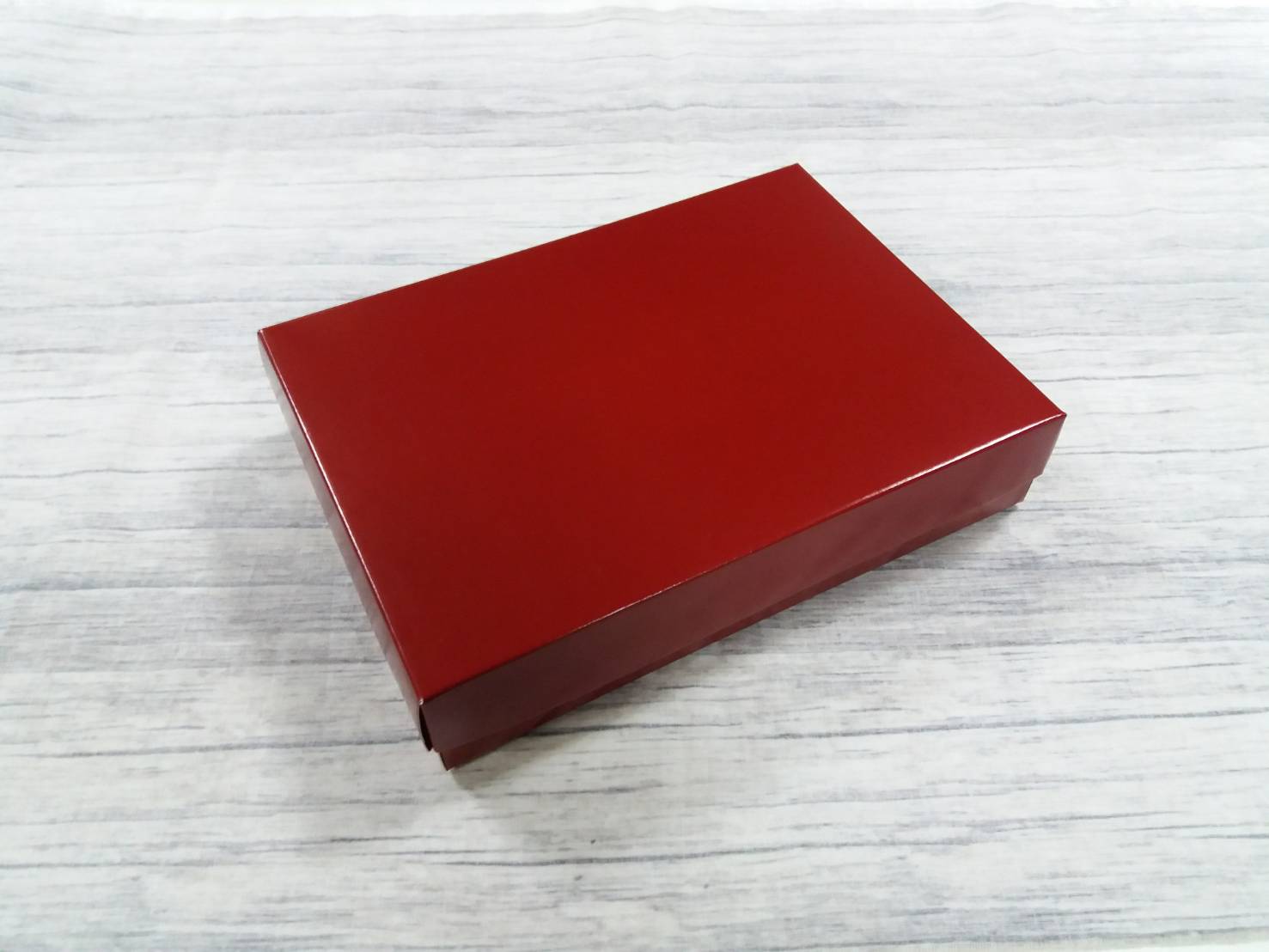 กล่องของขวัญ กล่องฝาครอบ กล่องอเนกประสงค์ กล่องของที่ระลึก ขนาด 16.2x22.5x4.5 ซม.สีแดงเข้ม เคลือบอาบเงา (แบบฝาทึบ) ราคา 410 บาทต่อแพ็ค (20 ใบ)