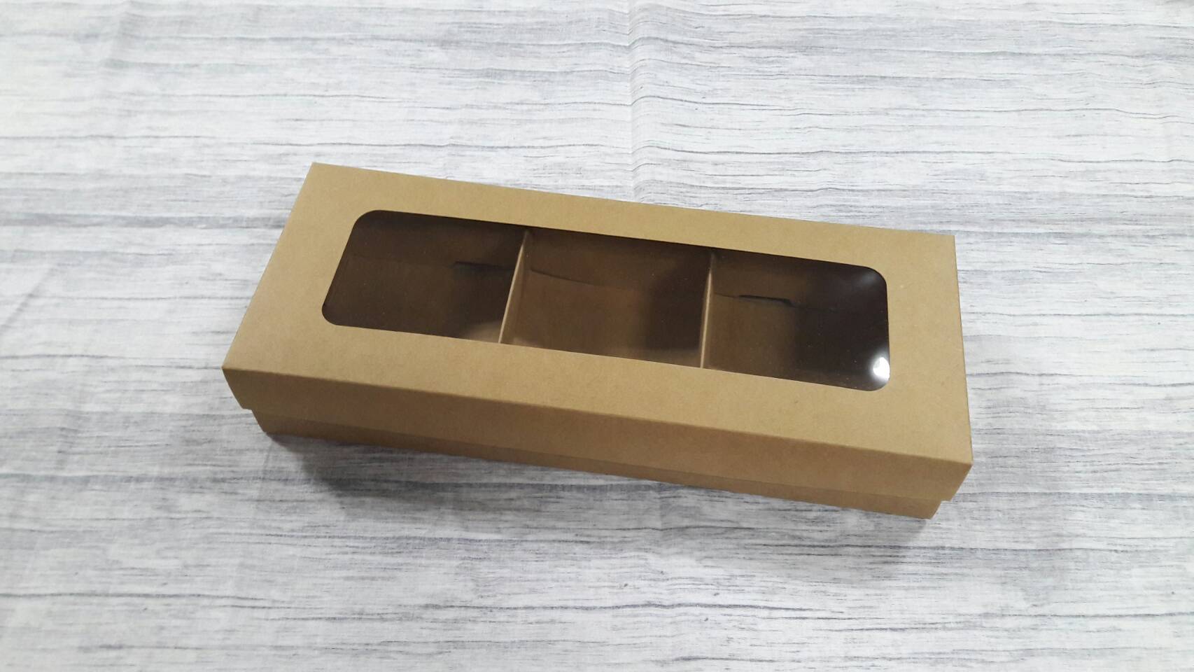 กล่องของขวัญ กล่องฝาครอบ กล่องขนม กล่องอเนกประสงค์ สีคราฟท์น้ำตาลเข้ม ขนาด 11 x 28.5 x 5 ซม. (หน้าต่างพลาสติก) พร้อมฐานตัวกั้นสินค้า ราคา 485 บาทต่อแพ็ค (20 ใบ)