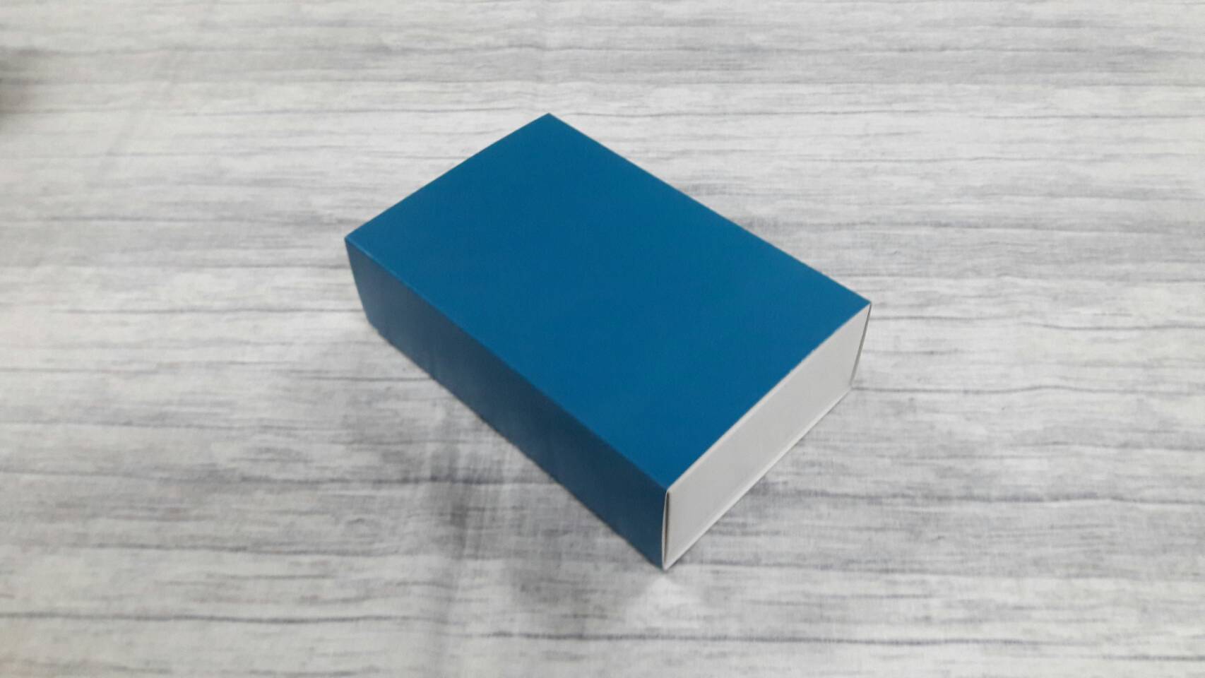 กล่องสไลด์ กล่องของขวัญ กล่องของที่ระลึก กล่องอเนกประสงค์ กล่องแบบฝาสไลด์ สี teal blue color (สีฟ้านกเป็ดน้ำ) ขนาด 11.4 x 17.4 x5.0 ซม. ราคา 340 บาท (20 ใบ ต่อแพ็ค)