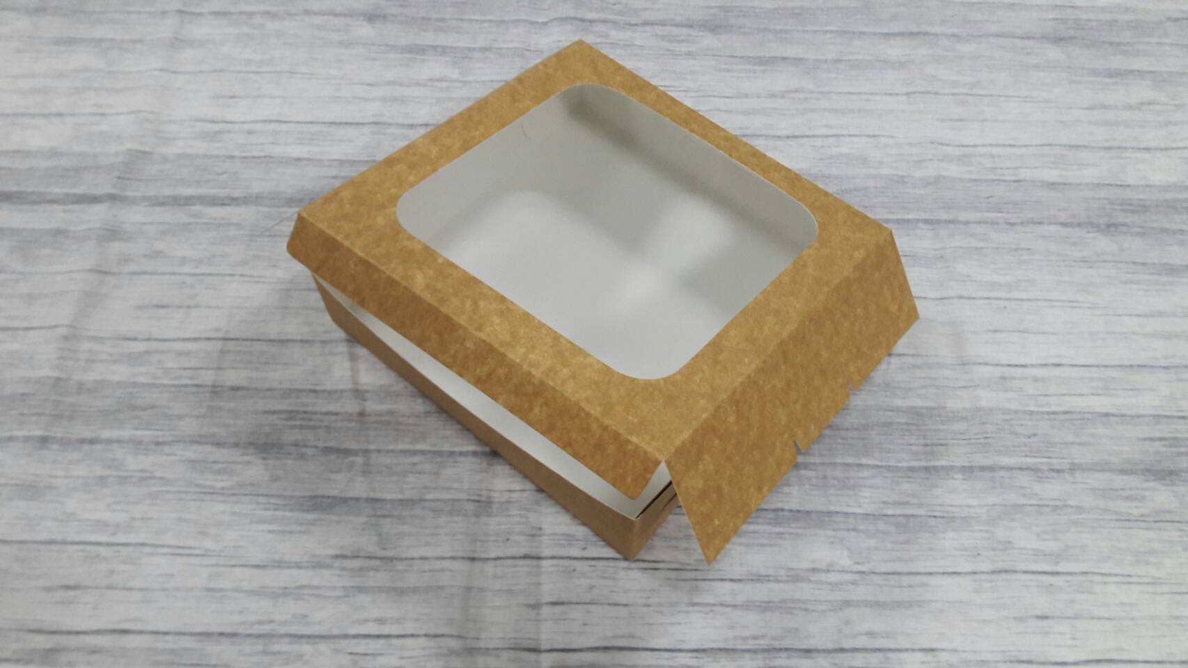 กล่องบราวนี่ กล่องชิฟฟ่อน กล่องเค้กครึ่งปอนด์ กล่องทาร์ตไข่ กล่องขนมเปี๊ยะ กล่องพาย กล่องช็อกโกแลต สีคราฟท์น้ำตาลอ่อน(CKB) ขนาด 20x20x5 ซม.ราคา 205 บาท ต่อแพ็ค (20ใบ)