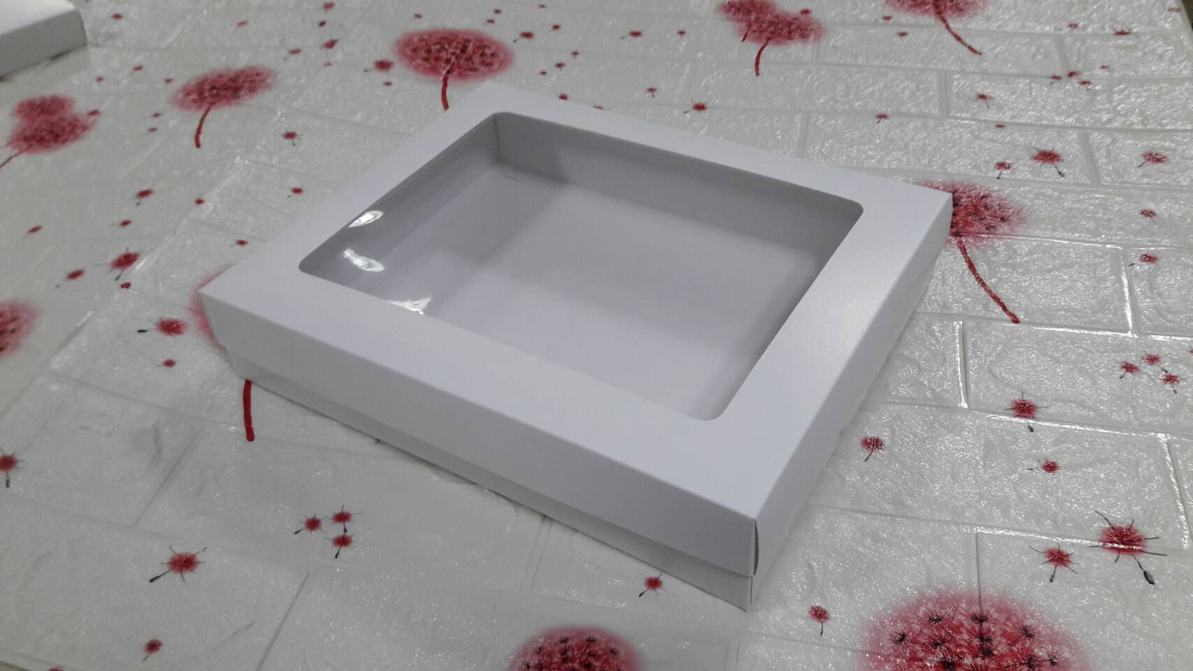 กล่องของที่ระลึก กล่องฝาครอบ กล่องอเนกประสงค์ กล่องของขวัญ กล่องของใช้ กล่องพวงมาลัย กล่องใส่ผ้าไหม ขนาด 26.0 x 32.0 x 6.2 ซม. สีขาว(หน้าต่างพลาสติก) ราคา 690 บาทต่อแพ็ค (20 ใบ)