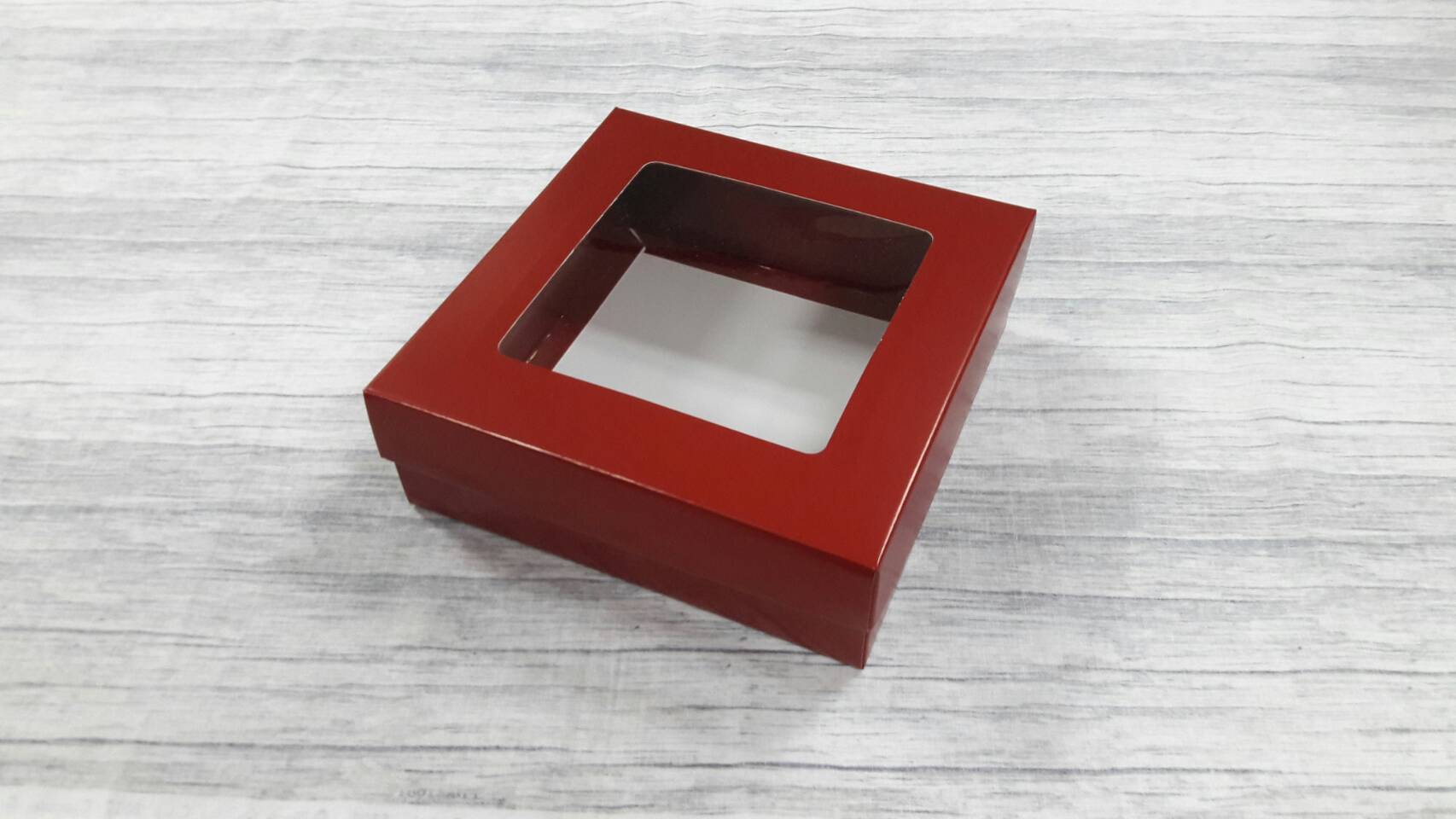 กล่องฝาครอบ กล่องของขวัญ กล่องเอนกประสงค์ กล่องแบบมีฝาครอบ ขนาด 17.5 x 17.5 x 6.0 ซม.(มีหน้าต่างพลาสติก) สีแดงเข้ม ราคา 470 บาท ต่อแพ็ค (20 ใบ)
