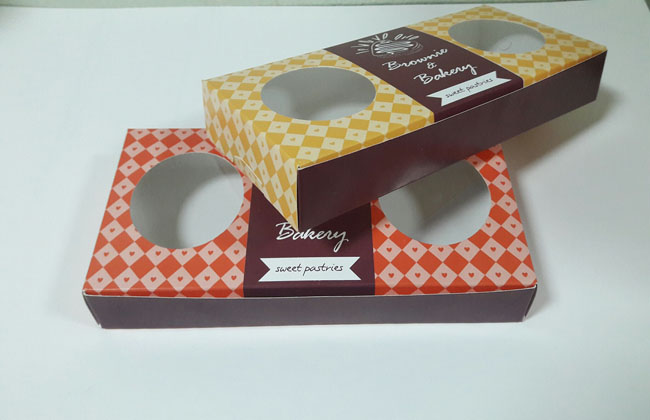 กล่องบราวนี่ 3-4 ชิ้น กล่องทรงแบน กล่องช็อคโกแลต กล่องขนม สีน้ำตาลส้ม กว้าง 10.0 x ยาว 22.0 x สูง 3.0 ซม. ราคา 130 บาท ต่อแพ็ค (20 ใบ)