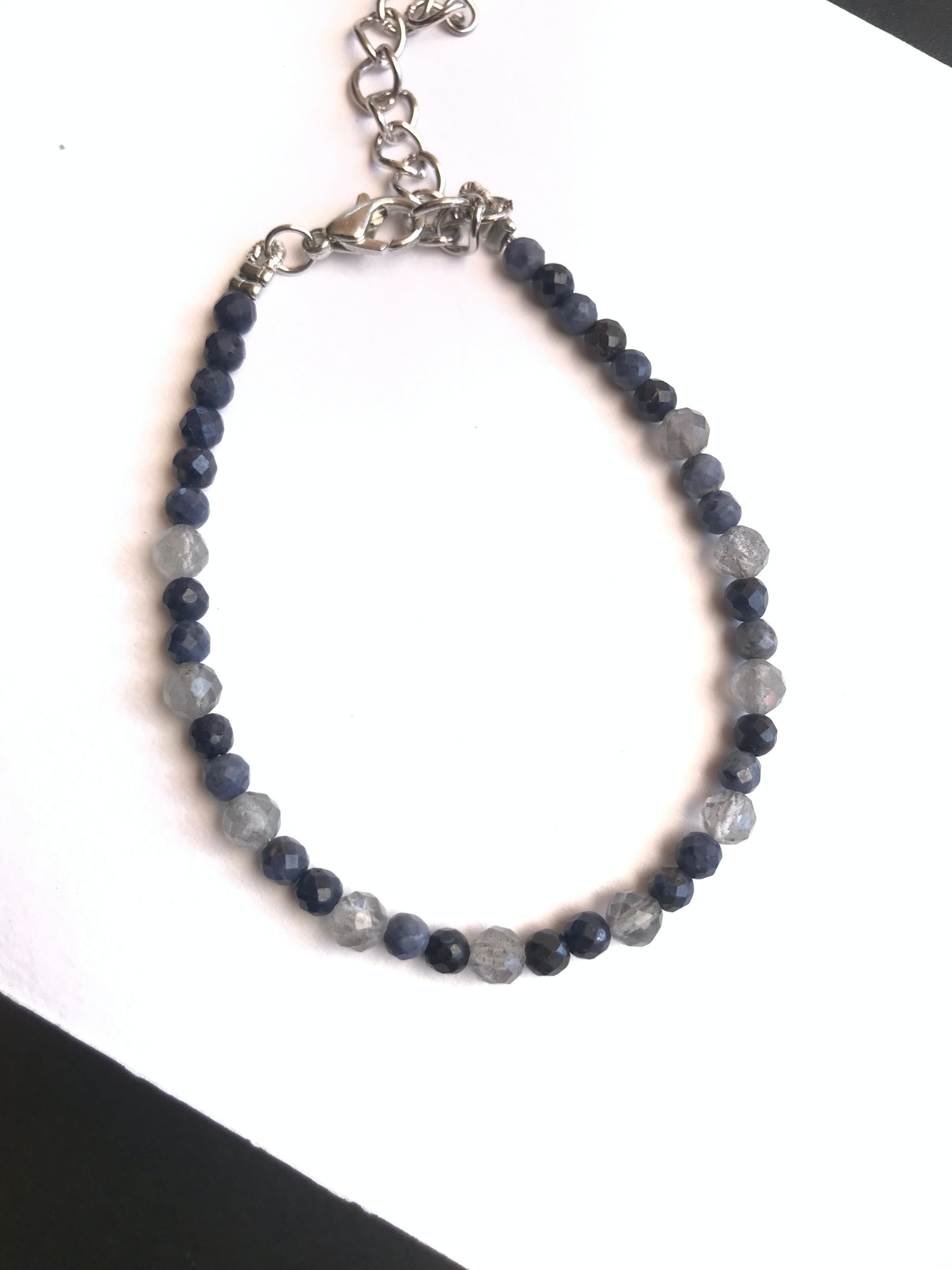 สร้อยข้อมือหินแท้ "POSH" Sapphire+ Labradorite Bracelet (เสริมบารมี เพิ่มความมั่นใจ)