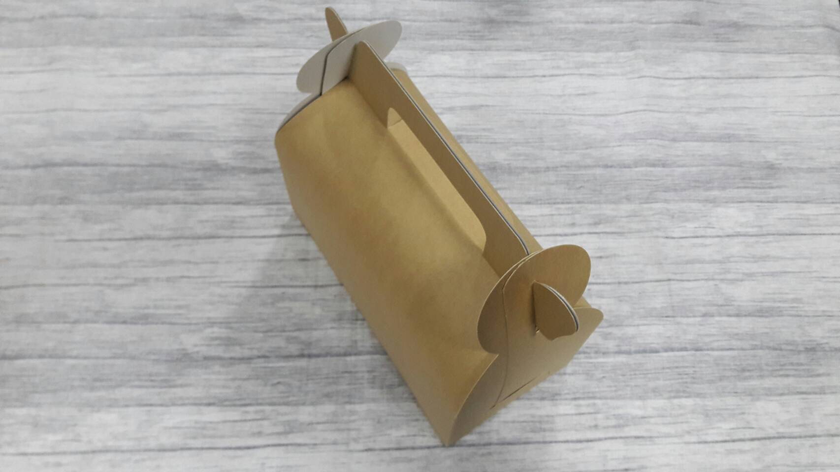 กล่องหูหิ้ว กล่องเค้กโรล กล่องซาลาเปา กล่องคัพเค้ก กล่องเค้ก กล่องคุ๊กกี้ กล่องขนม ขนาด 10.0 x 20.5 x สูง 9.0 ซม.สีคราฟท์นำ้ตาลอ่อน ราคา 230 บาทต่อแพ็ค (20ใบ)