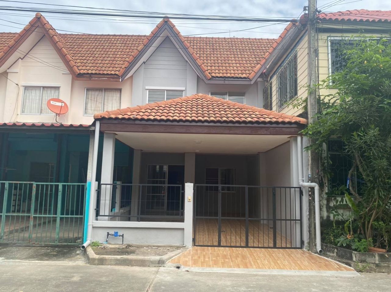 ขายทาวน์เฮ้าส์ 2 ชั้น หมู่บ้านภัทรีดาเพลส (รหัสทรัพย์ 202194) ต.บางเดื่อ อ.เมือง จ.ปทุมธานี ขนาด 18.60 ตรว. มี 2 ห้องนอน 2 ห้องน้ำ ต่อเติมหน้าบ้าน ห้องครัว ปูพื้นกระเบื้องรอบบ้าน
