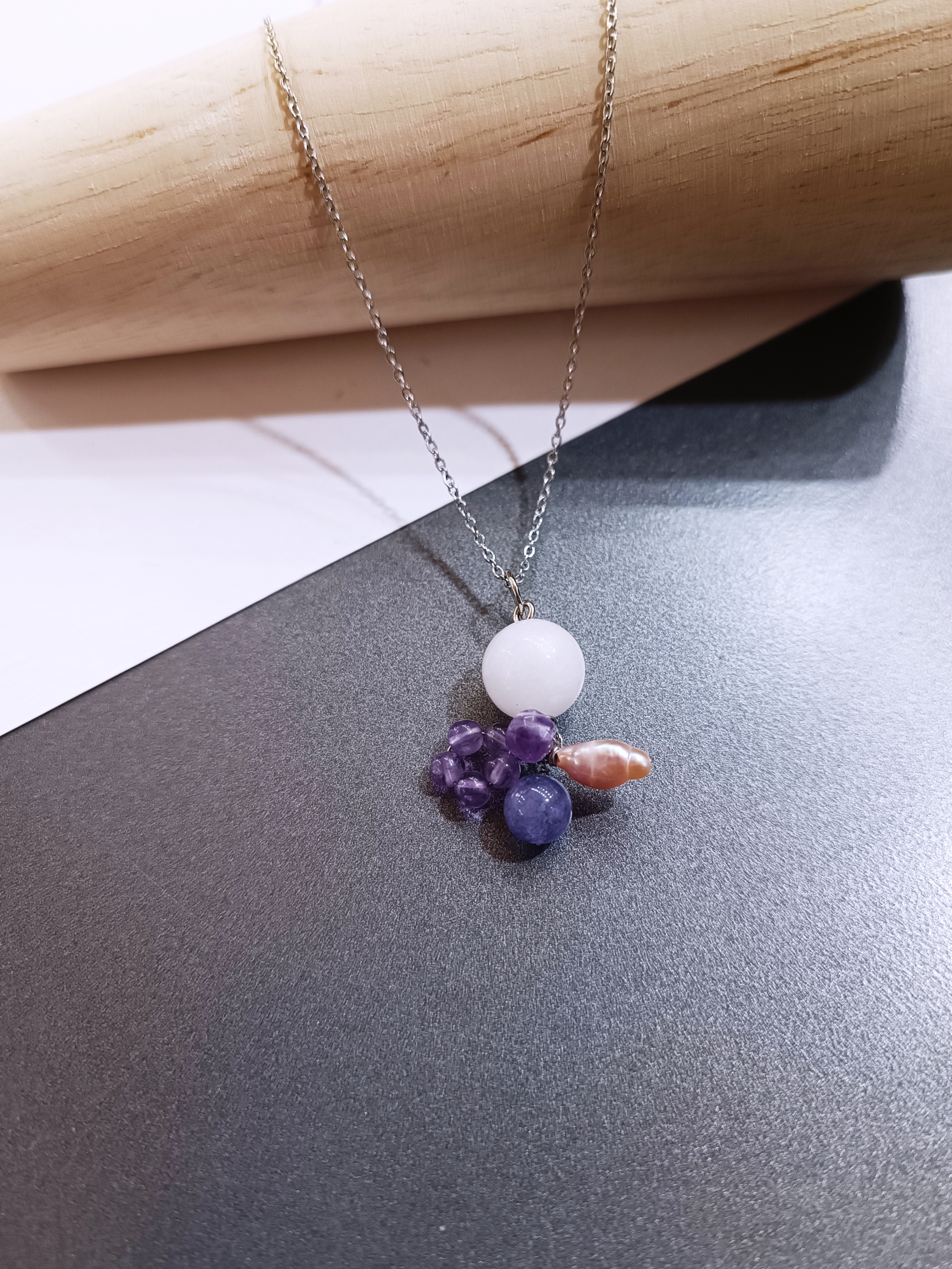 สร้อยคอพร้อมจี้ ประดับหินแท้ "Little Vivian" Calcite + Amethyst Necklace ( Healing & Reduce Stress)