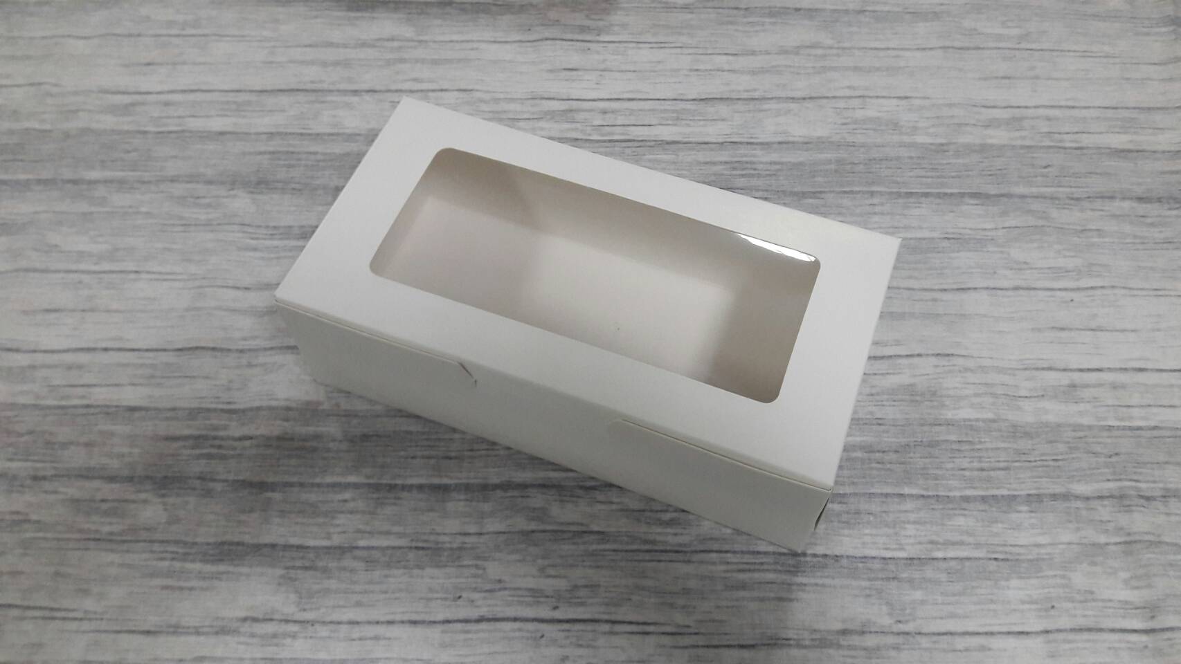 กล่องขนม กล่องเค้กกล่องคัพเค้ก กล่องชิฟฟ่อน กล่องช้อคโกแล็ต ขนาด 10.5x20.5x6.5 ซม.(มีหน้าต่างพลาสติก) สีขาว ราคา 155 บาทต่อแพ็ค (20 ใบ)