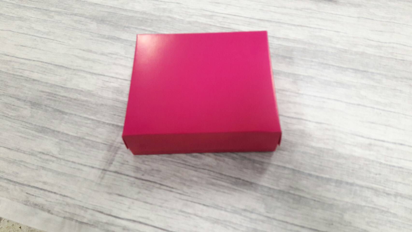 กล่องของขวัญ กล่องฝาครอบ ขนาด 14.5*13*4 ซม.กล่องของที่ระลึก กล่องอเนกประสงค์ กล่องของใช้ กล่องพวงมาลัย กล่องใส่ผ้าไหม สี Magenta color ราคา 295 บาท/20 ใบ