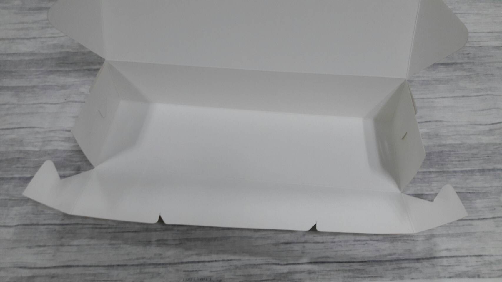 กล่องขนม กล่องเค้ก กล่องพายสับปะรด กล่องชิฟฟ่อน กล่องช้อคโกแล็ต กล่องคุ๊กกี้ กล่องอเนกประสงค์ ขนาด 9.0x30.0x6.0 ซม.ไม่มีหน้าต่าง (ฝาทึบ) สีขาว ราคา 150 บาทต่อแพ็ค (20 ใบ)