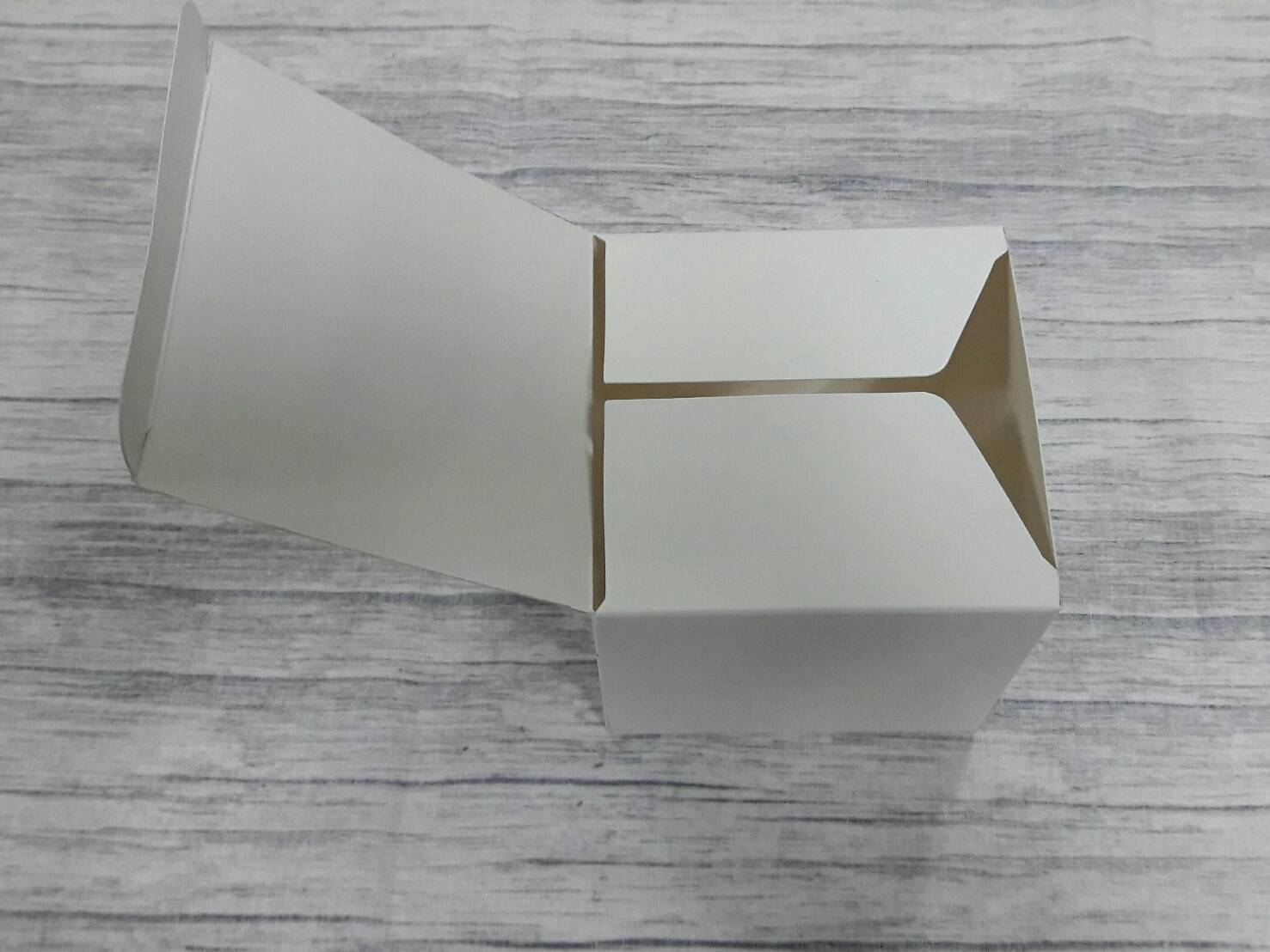 กล่องของขวัญ กล่องอเนกประสงค์ กล่องเครื่องสำอางค์ กล่องแบบฝาหัว-ท้ายก้นขัด สีขาว ขนาด 10x10xสูง9 ซม. ราคา 155 บาทต่อแพ็ค (20 ใบ)