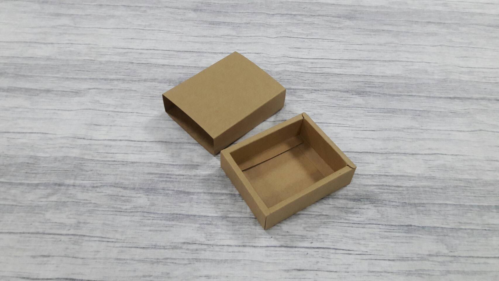 กล่องสไลด์ กล่องของขวัญ กล่องของที่ระลึก กล่องอเนกประสงค์ กล่องสบู่ กล่องขนม กล่องแบบฝาสไลด์ สีคราฟท์น้ำตาลเข้ม ขนาด 8.2x10.2x2.7 ซม. ราคา 190 บาท (20 ใบ ต่อแพ็ค)