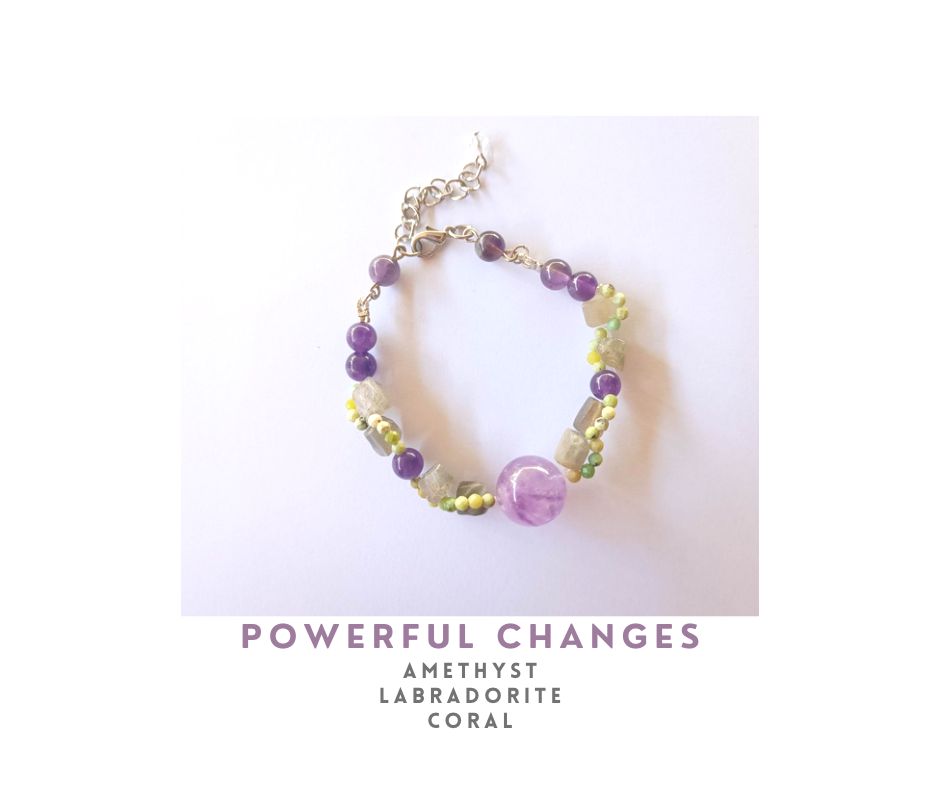 "Bobbie " สร้อยข้อมือหินแท้ Amethyst + Labradorite Bracelet (เสริมคลื่นพลังขับเคลื่อนสู่ความสำเร็จ)