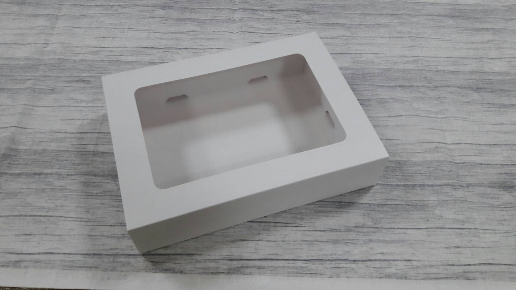 กล่องสไลด์ กล่องของขวัญ กล่องของที่ระลึก กล่องอเนกประสงค์ กล่องแบบฝาสไลด์ ขนาด 19.4x25.8x5.5 ซม.สีขาว (แบบฝาหน้าต่างพลาสติก) ราคา 500 บาท ต่อแพ็ค (20 ใบ)