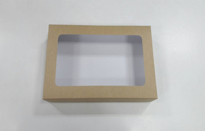 กล่องขนม กล่องอเนกประสงค์ กล่องชิฟฟ่อน กล่องใส่ของที่ระลึก (ฝากล่องปะกาวขึ้นรูป) ขนาด 16.5 x 26.0 x สูง 5.0 ซม.สีคราฟท์น้ำตาลอ่อน ราคาแพ็คละ 300 บาท (20ใบ)