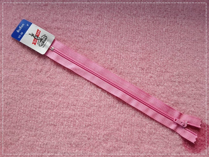 ซิปธรรมดา 8 นิ้ว สีชมพูเข้ม