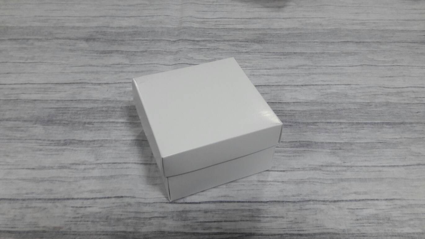 กล่องของขวัญ กล่องฝาครอบ กล่องของที่ระลึก กล่องอเนกประสงค์ กล่องของใช้ กล่องใส่ผ้าไหม ขนาด 9x9x5.7 ซม.สีขาว ราคา 235 บาทต่อแพ็ค(20 ใบ)