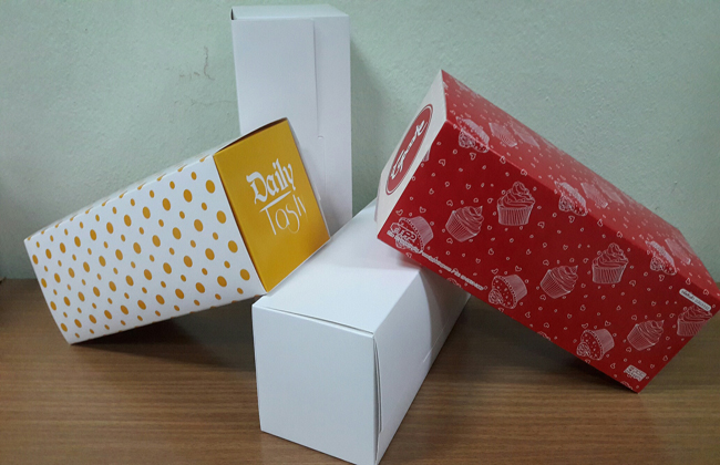 กล่องเค้กโรล กล่องคัพเค้ก 3 ชิ้น กล่องเค้ก 3-4 ชิ้น กล่องขนม สีขาว ขนาด 9 x 24 x 9 ซม.ราคา 215 บาทต่อแพ็ค (20 ใบ)