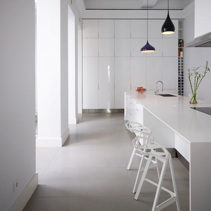 RENT/ให้เช่า: เก้าอี้สตูลบาร์ รุ่น MET (เมท) สีขาว