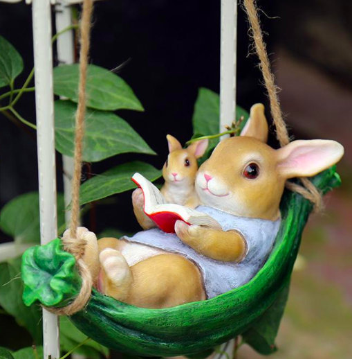 ตุ๊กตากระต่ายน้อยแต่งสวน นอนเปลอ่านหนังสือ