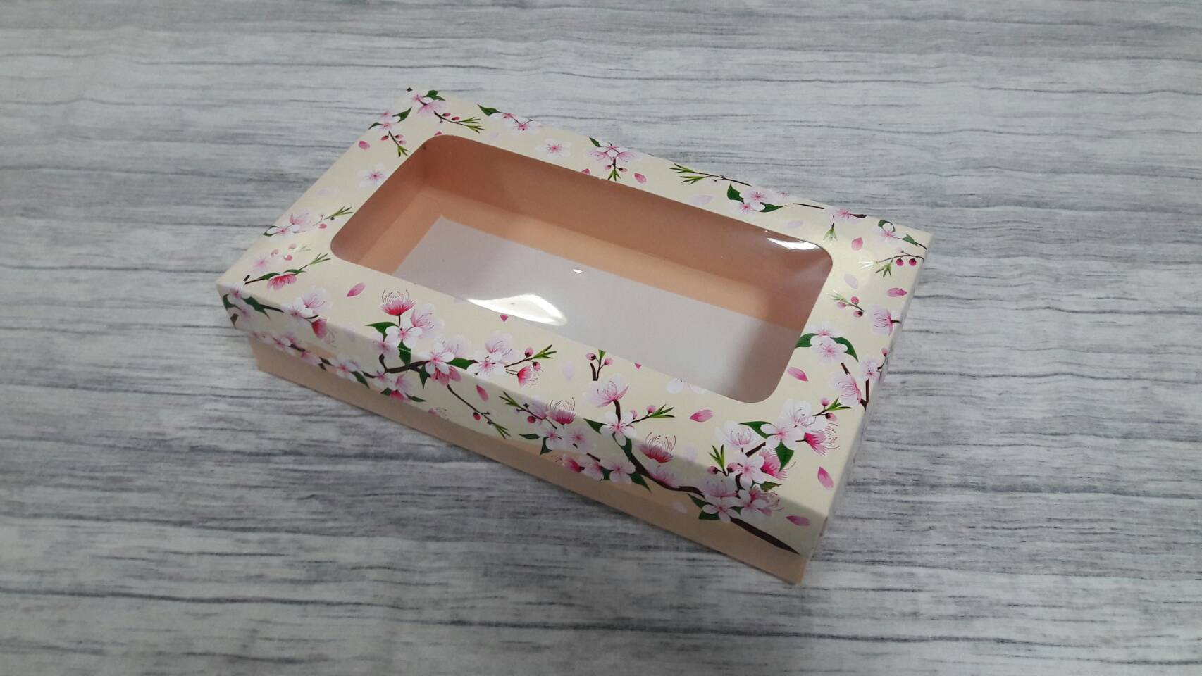 กล่องฝาครอบ ลายดอกไม้พื้นสีโอรส 22*12.5*5 ซม.แบบมีหน้าต่างพลาสติก ราคา 380 บาท ต่อแพ็ค (20 ใบ)