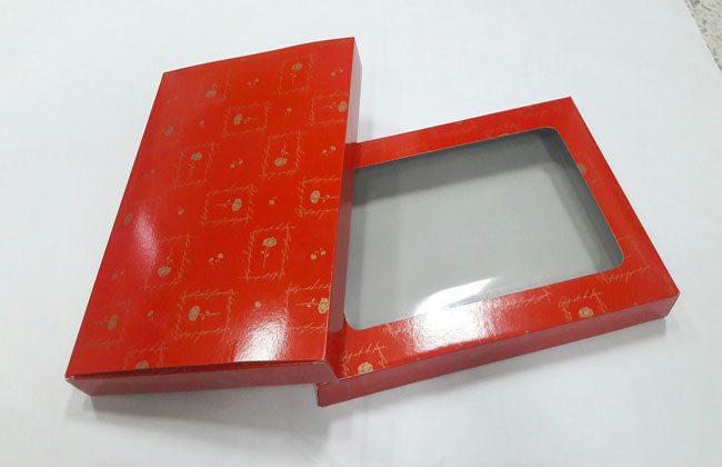 กล่องผ้าขนหนู กล่องผ้าห่ม กล่องสินค้าเอนกประสงค์ ขนาด 25.50 x 36.30 x 4.00 cm. สีแดงลายดอกไม้สีทอง แบบฝา 2 ข้าง (ฝาหัวท้าย มีหน้าต่างพลาสติก) ราคา 510 บาทต่อแพ็ค (20ใบ)